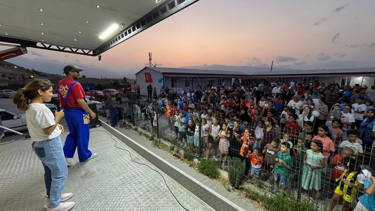 Antakya Belediyesi’nin düzenlediği çocuk şenliğinde  depremzede çocuklar doyasıya eğlendi