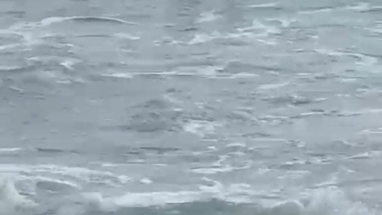 Boğulma tehlikesi yaşayan 2 kız çocuğunun kurtarılma anları kamerada