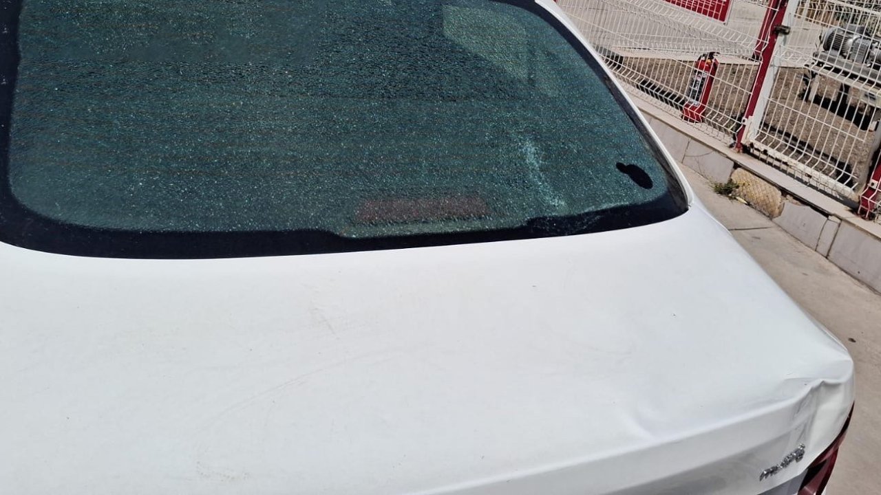 Rüzgarın uçurduğu sac otomobilin camını kırdı