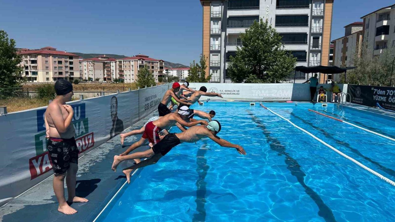 Elazığ’da çocuklar hem öğreniyor hem eğleniyor