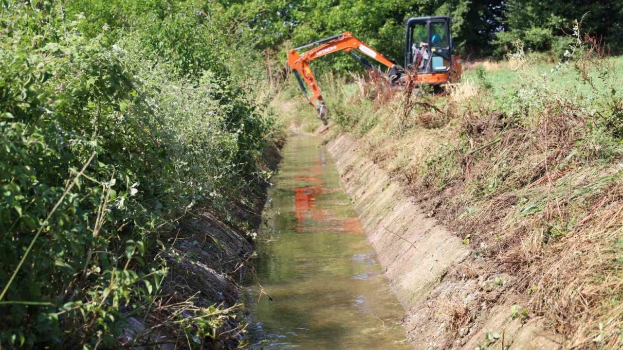 50 bin dekar tarım arazisini besleyen sulama kanallarında temizlik