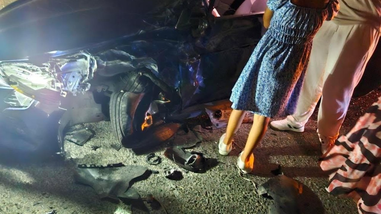 Kamyonet ile otomobil kafa kafa çarpıştı: 1’i polis 3 yaralı