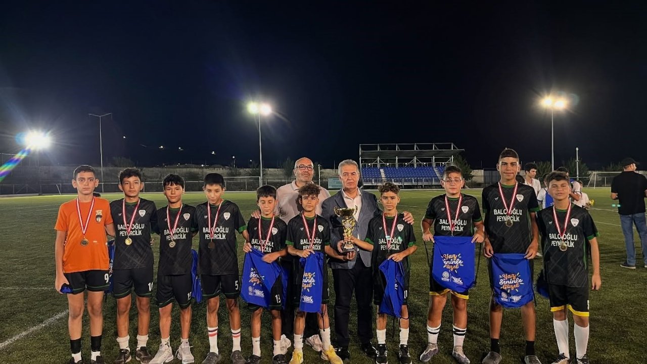 Buharkent’te futbol şöleni sona erdi, kupalar sahiplerini buldu