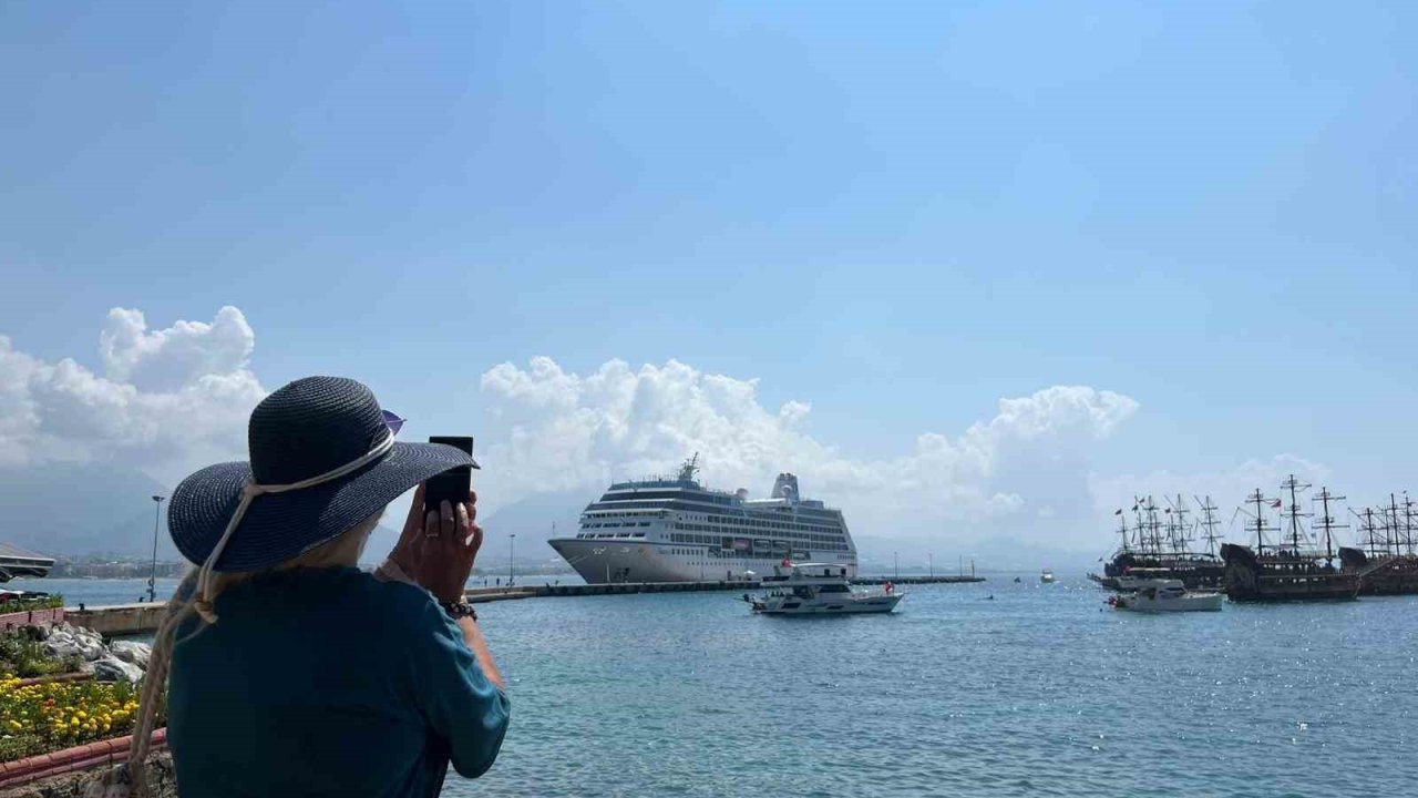Amerikalı 602 yolcu ve 393 mürettebatlı dev kruvaziyer Alanya’da