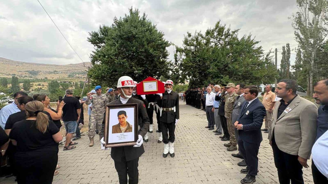 Şehit Kemal Demirbaş’ın naaşı 26 yıl sonra aile mezarlığına nakledildi