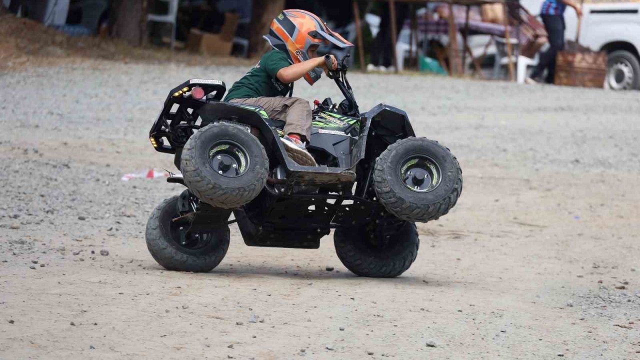 6 yaşındaki Ömer, ATV motoruyla festivalde dikkat çekti