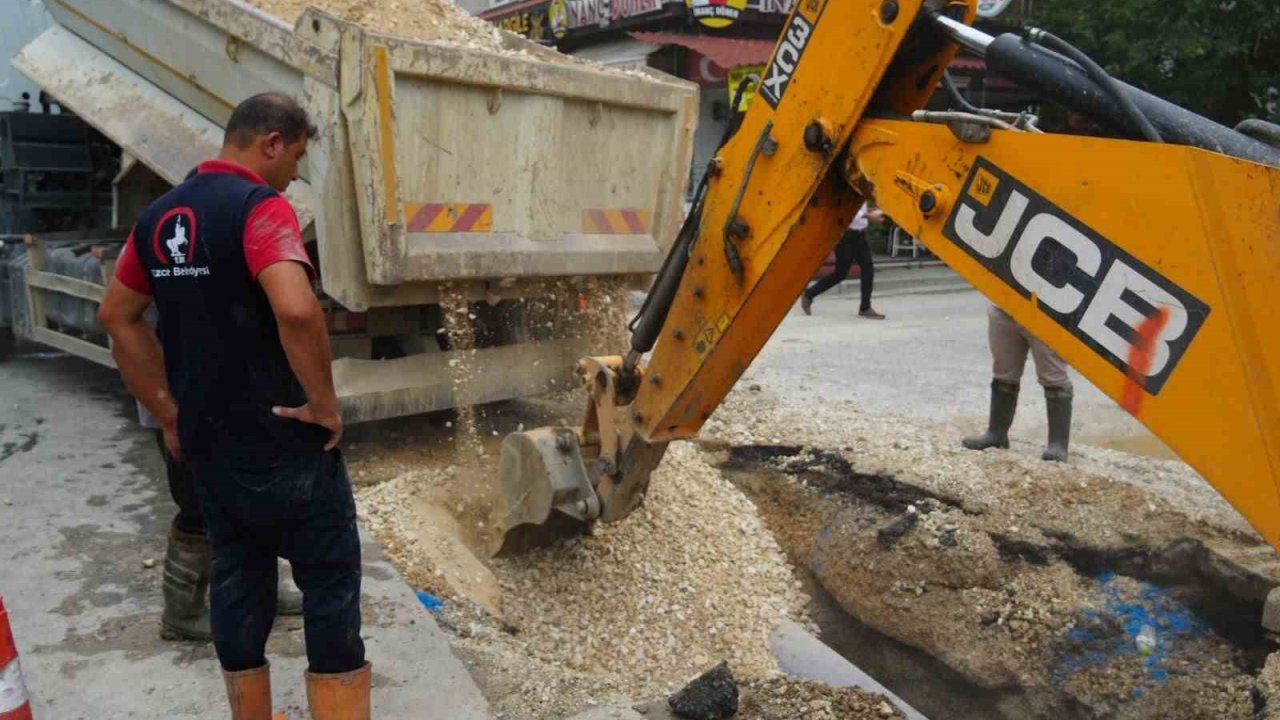 Düzce Belediyesi patlayan su borusuna anında müdahale