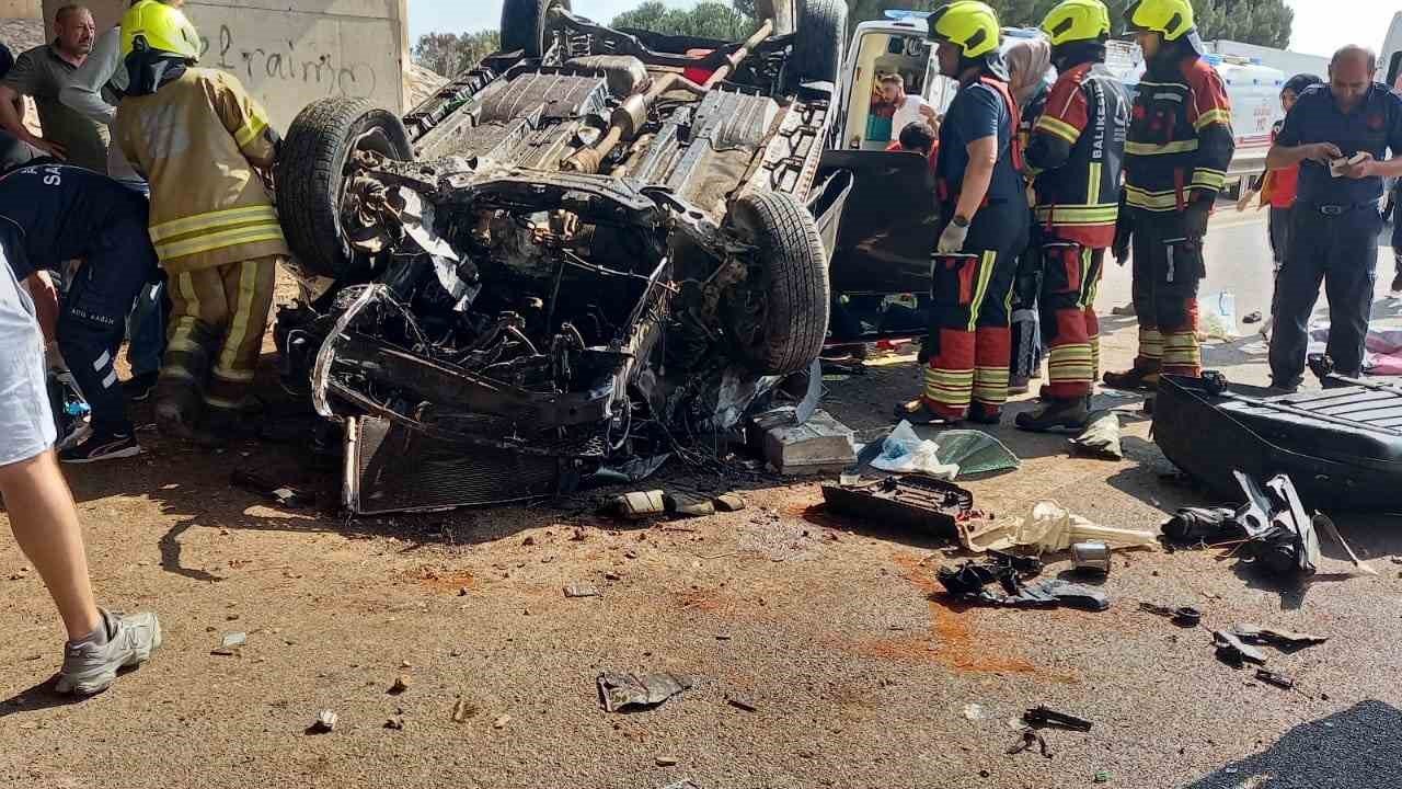 Takla atan otomobilde sıkışan 2 kişiyi itfaiye kurtardı