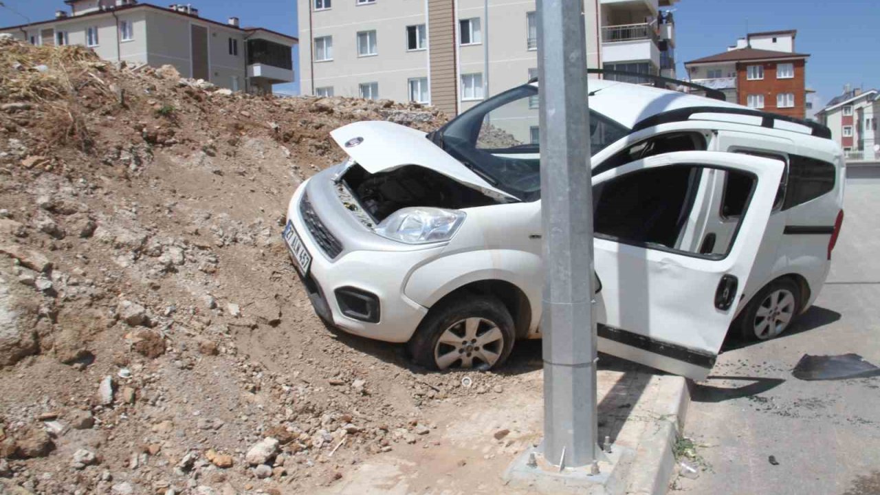Hafif ticari araç toprak yığınına çarptı: 2 yaralı