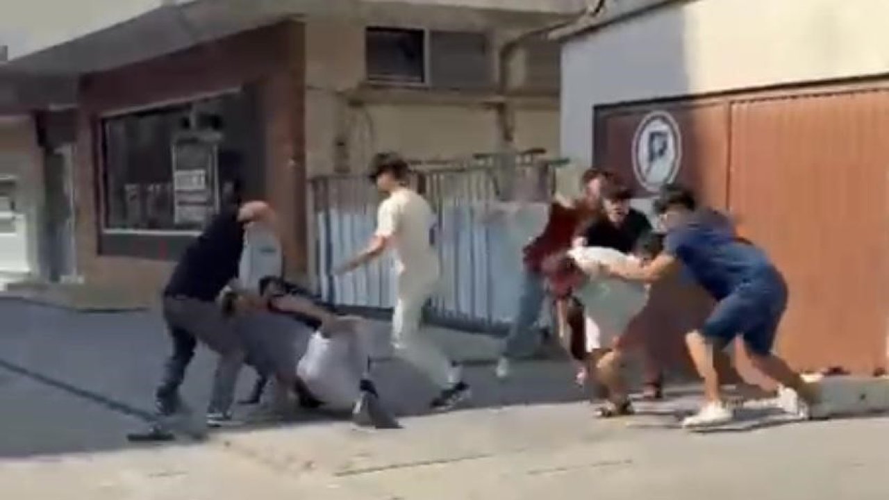 Kavga ettikleri şahsı taşla bayılttılar... Sokak ortasındaki kavga kamerada
