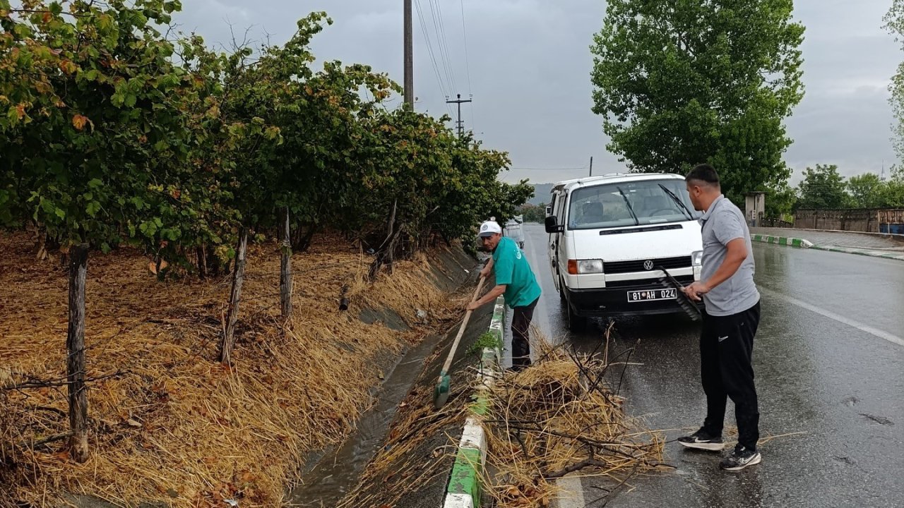 Yağmur suyu kanalları temizleniyor