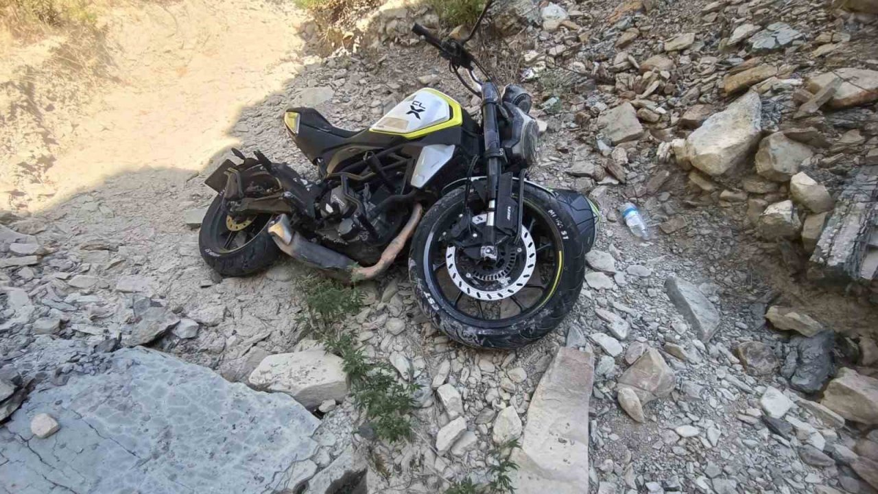 Şarampole yuvarlanan motosikletin sürücüsü yaralandı