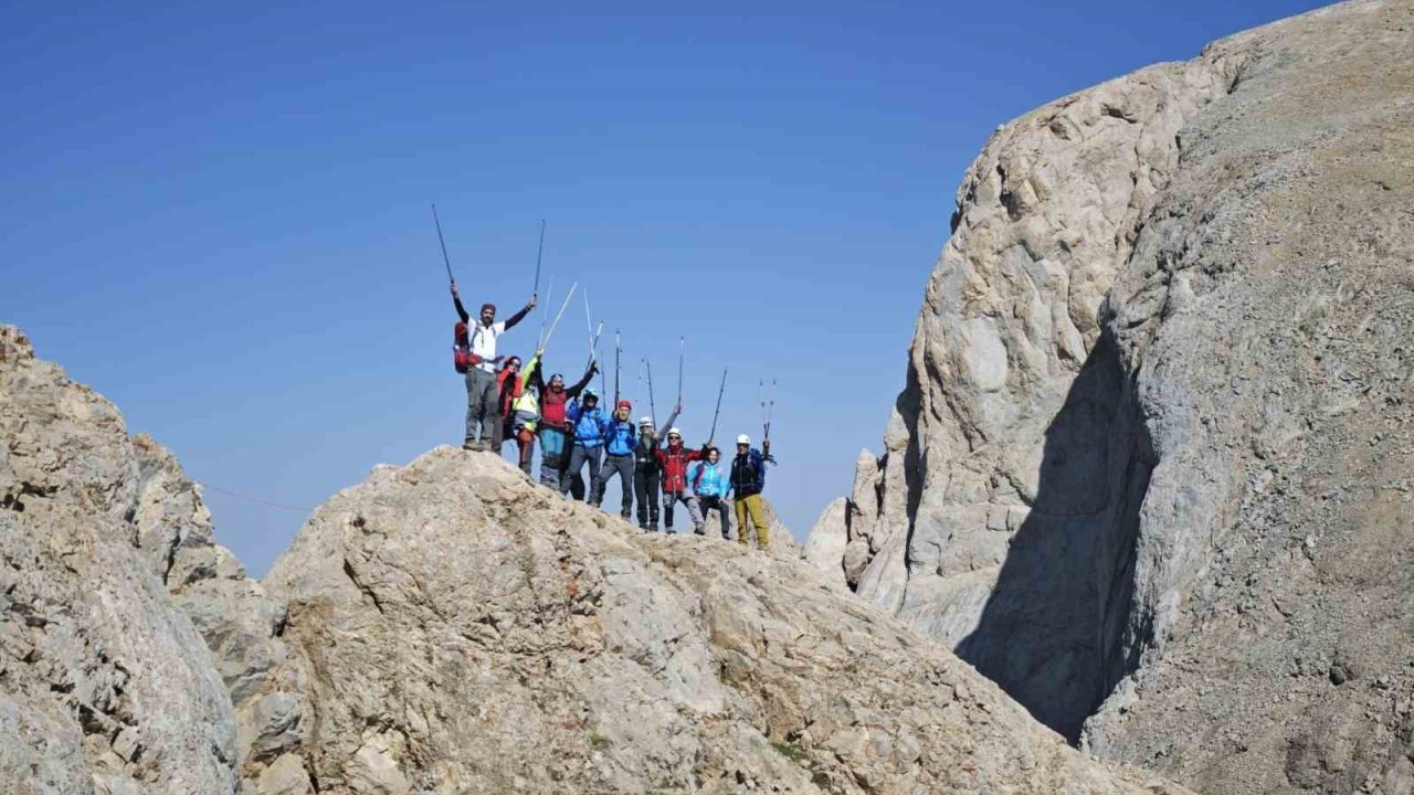Ankara Kutup Yıldızı Kulübü üyeleri Reşko zirvesine tırmandı