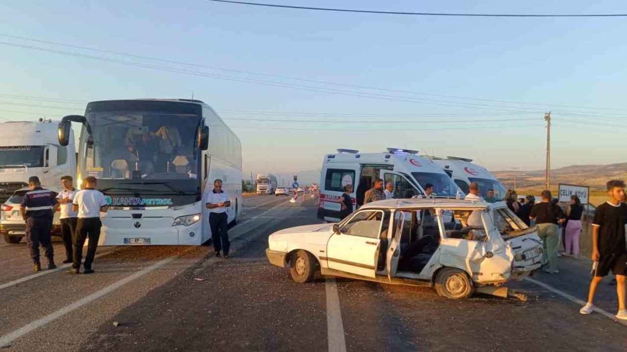 Adıyaman’da otobüs ile otomobil çarpıştı: 5 yaralı
