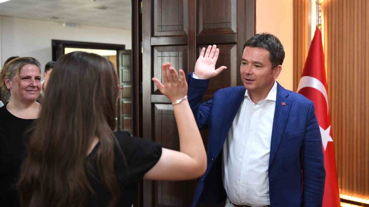 Başkan Erkan Aydın başarılı öğrencileri ödüllendirdi