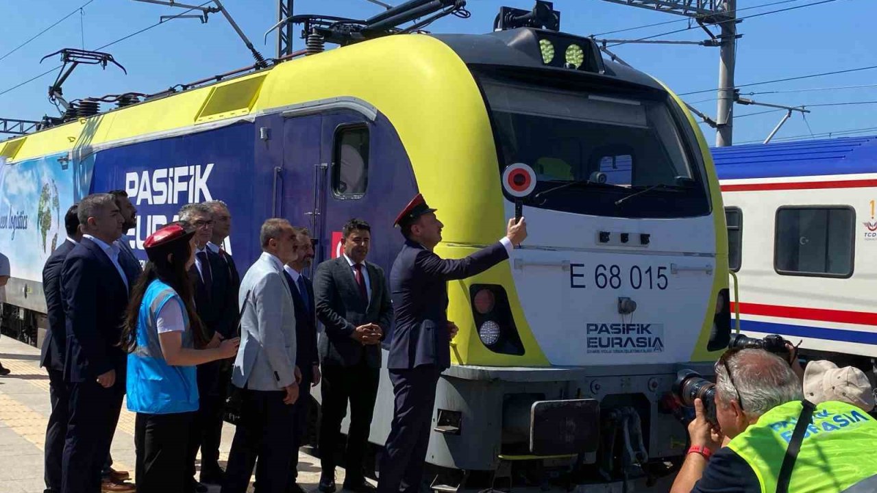 Çin-Türkiye demir yolu hattının ilk yük treni Avrupa’ya gitmek üzere Türkiye’ye ulaştı