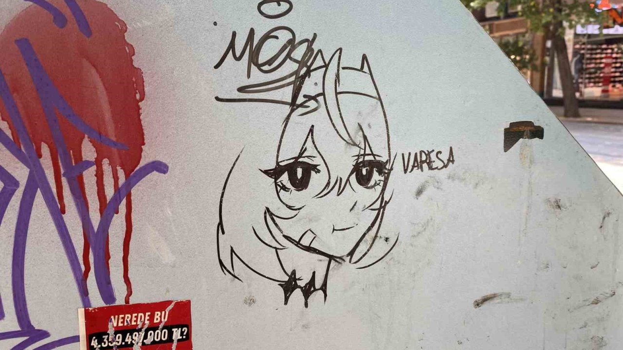 Çöp kutusunun üzerine çizilen ’anime kızı’ dikkat çekti