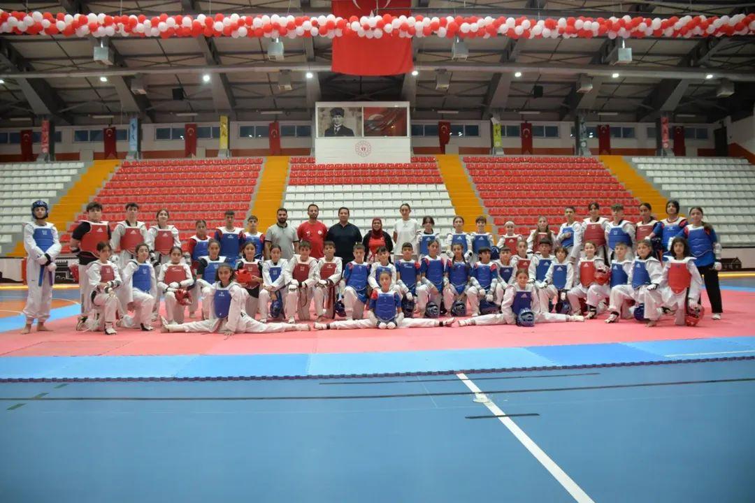 Kars, taekwondo sporunun coşkusuna ev sahipliği yaptı.