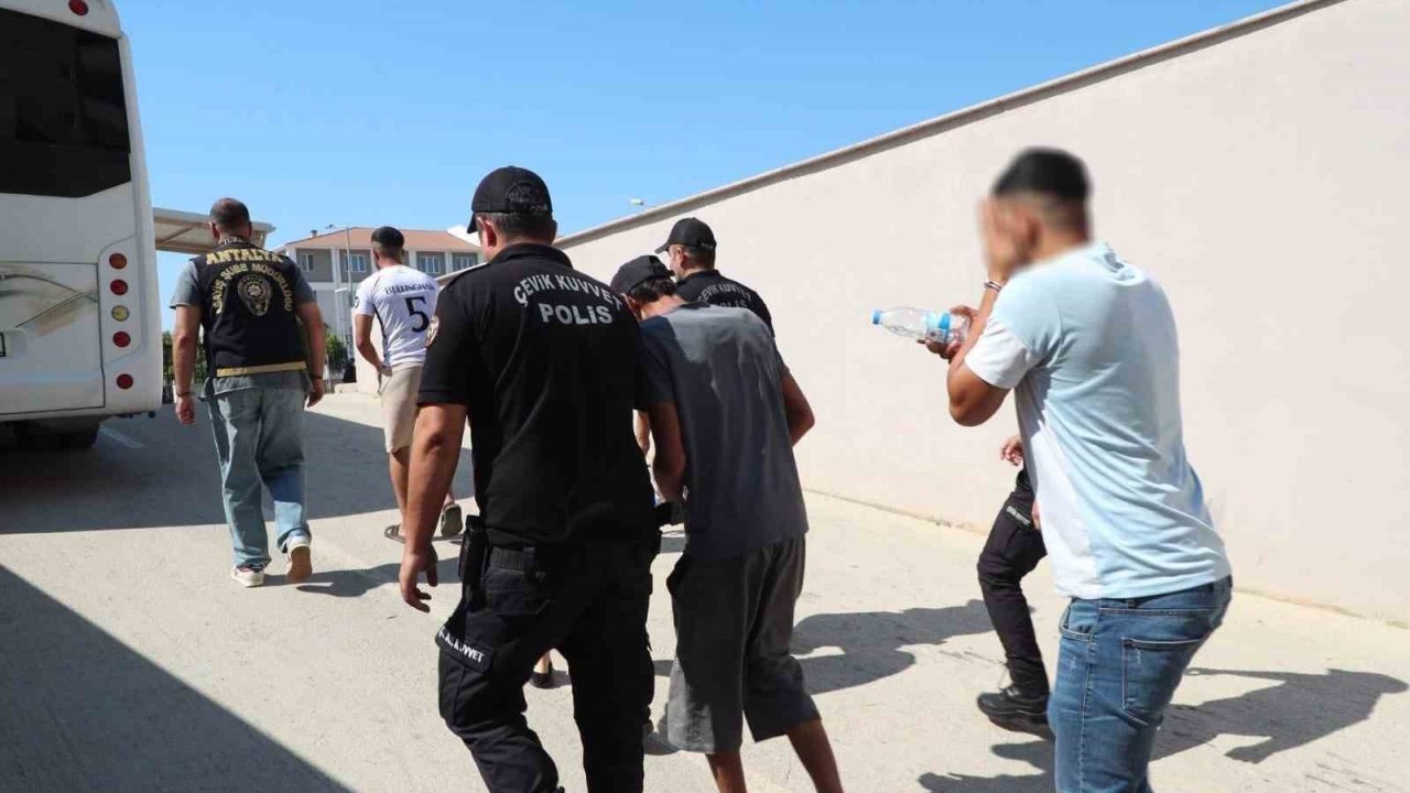 Antalya’da eş zamanlı düzenlenen operasyonda 80 aranan şahıs yakalandı