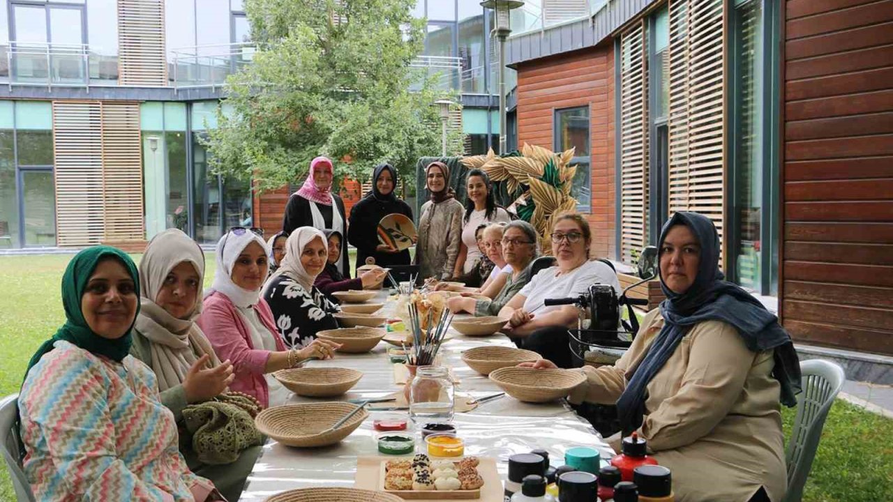 Özel bireyler ve anneleri hobi atölyelerinde el ele