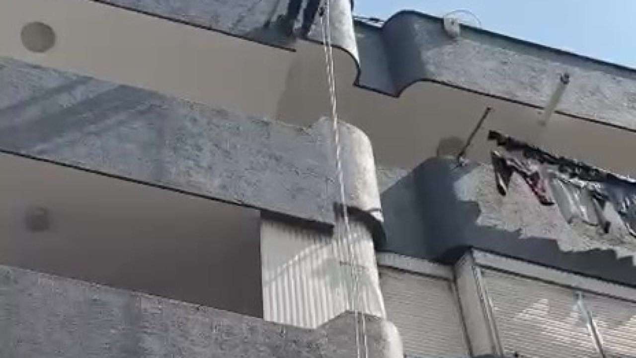 Adana’da balkon filesine sıkışan güvercin kurtarıldı