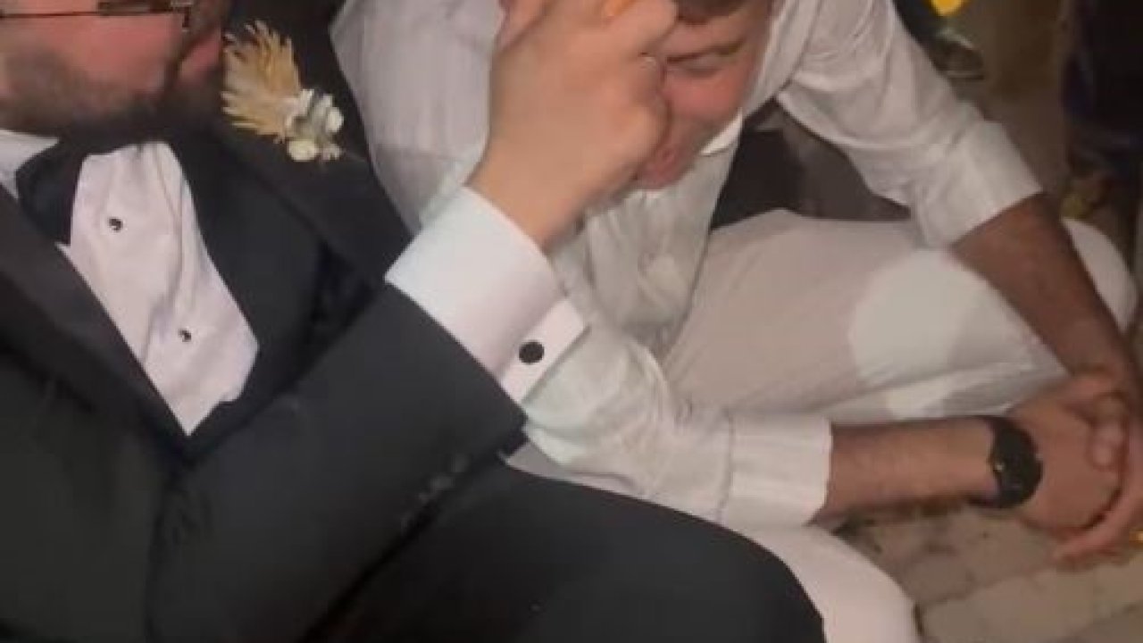 Damadın menemen şovu: Yumurtayı arkadaşının kafasında kırdı