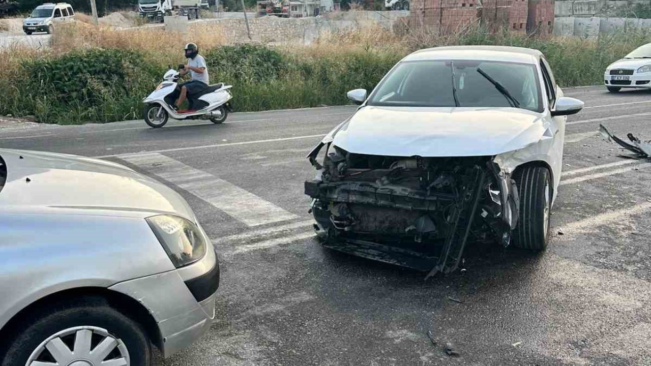 Antalya’da üç aracın karıştığı kazada 7 kişi yaralandı