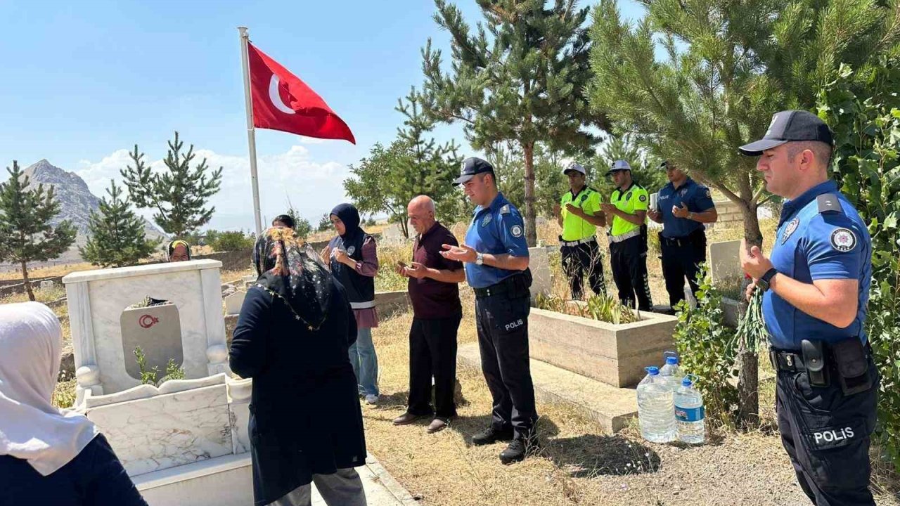 Şehit polis memuru kabri başında yad edildi
