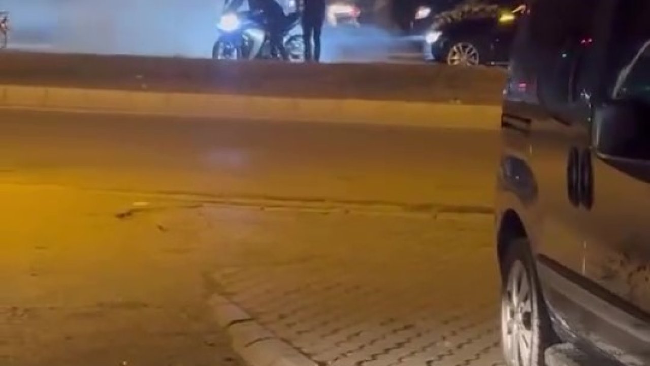 Düğün konvoyunda kırmızı ışığı fırsat bilen motosikletli tozu dumana kattı