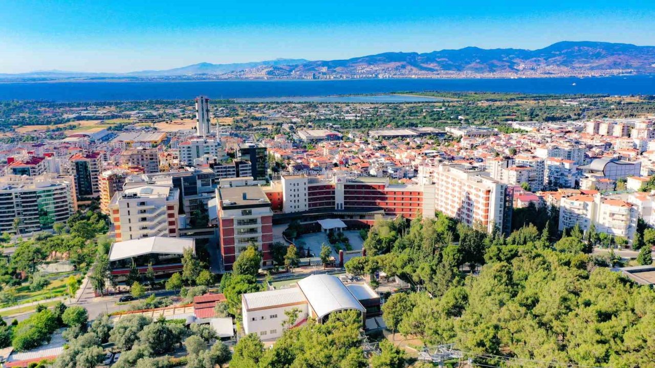 İzmir Ekonomi Üniversitesi mezunları başarılarıyla dünyayı fethettiler