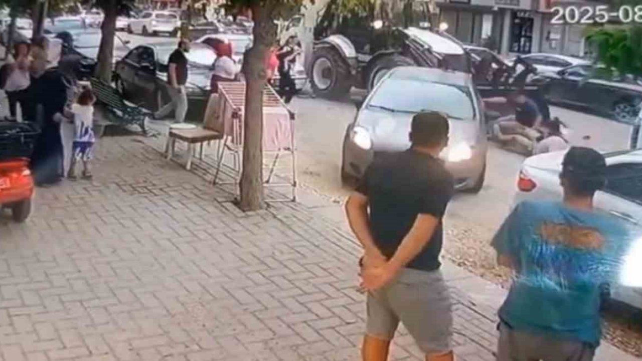 İş makinesi operatörü 5 araca çarptı, kepçesine aldığı 2 yaya yaralandı