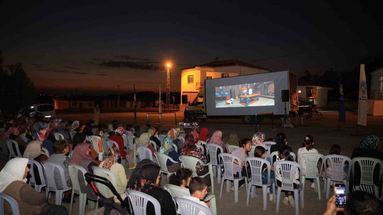 Talas kırsalında yazlık sinema keyfi