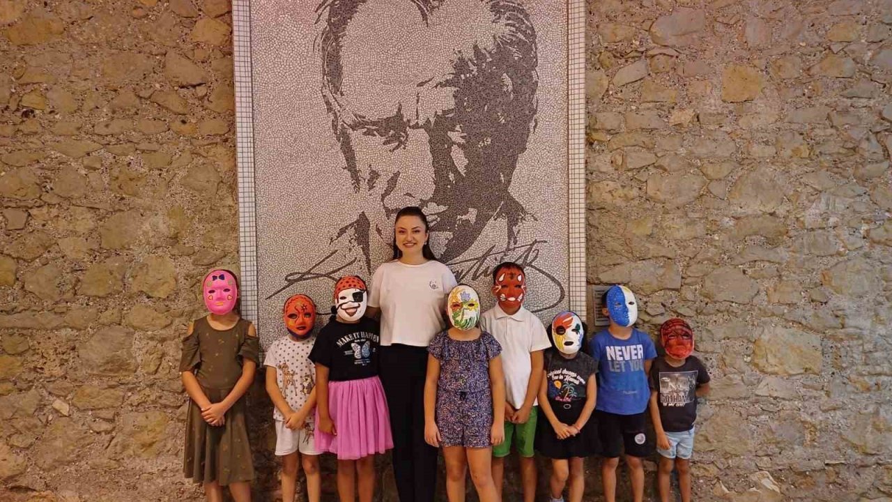 Anne ve çocuklar maske boyama atölyesinde buluştu