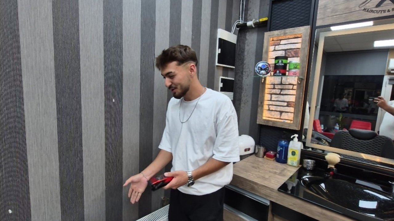 Kuaförde görünmez kaza: Müşterisinin saçını keserken duvardaki petek yere düştü