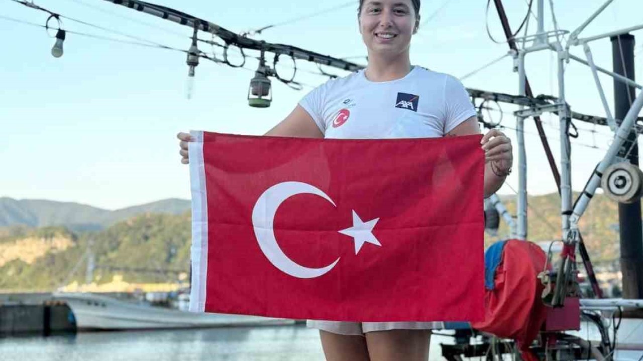 Ege Üniversitesi mezunu milli yüzücü Bengisu Avcı tarihi bir başarıya daha imza attı