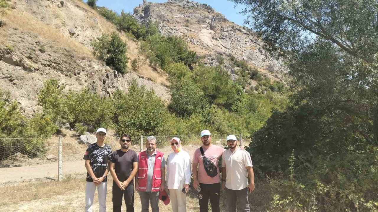 TÜGVA’lı gençlerden çevre temizliği