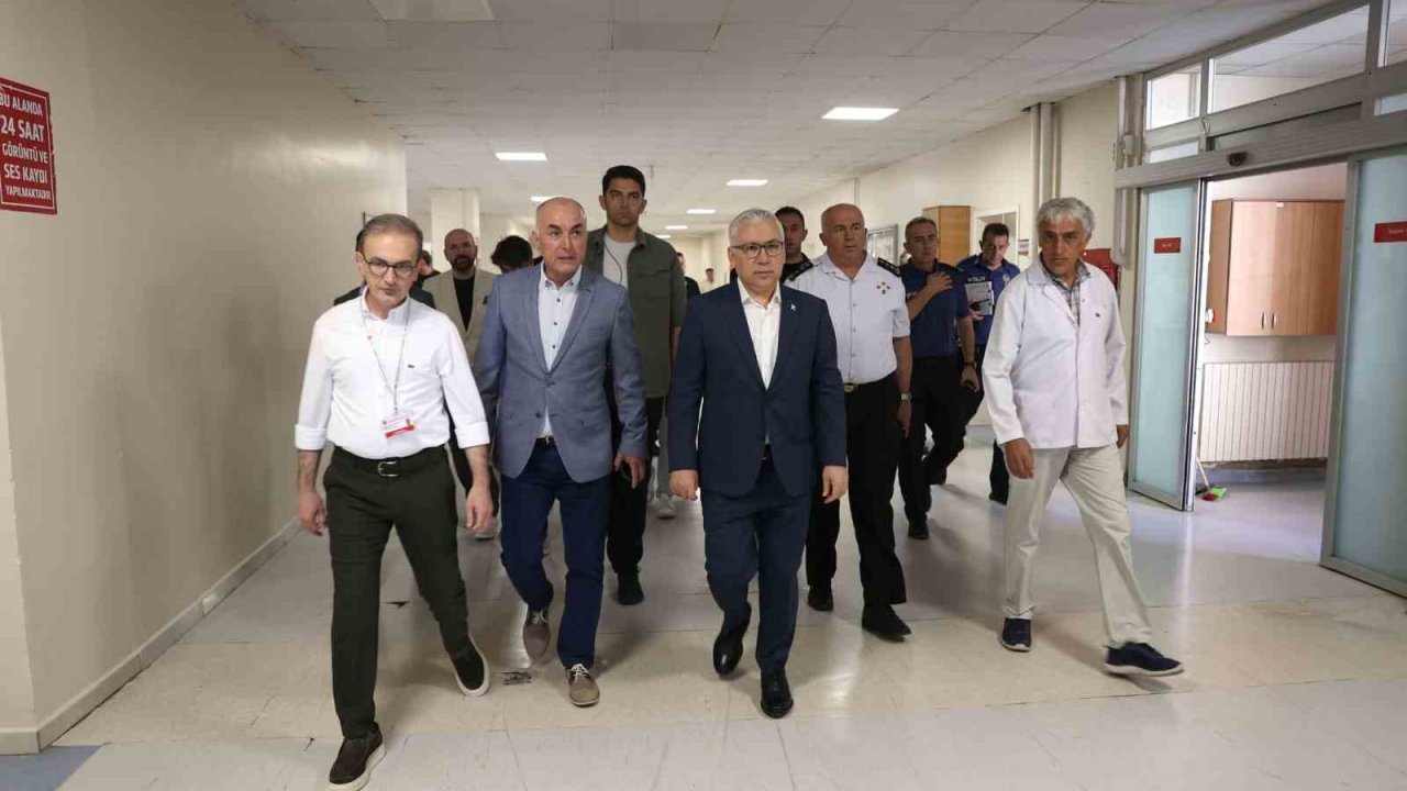 Vali Şimşek, minibüs kazasında yaralananları hastanede ziyaret etti