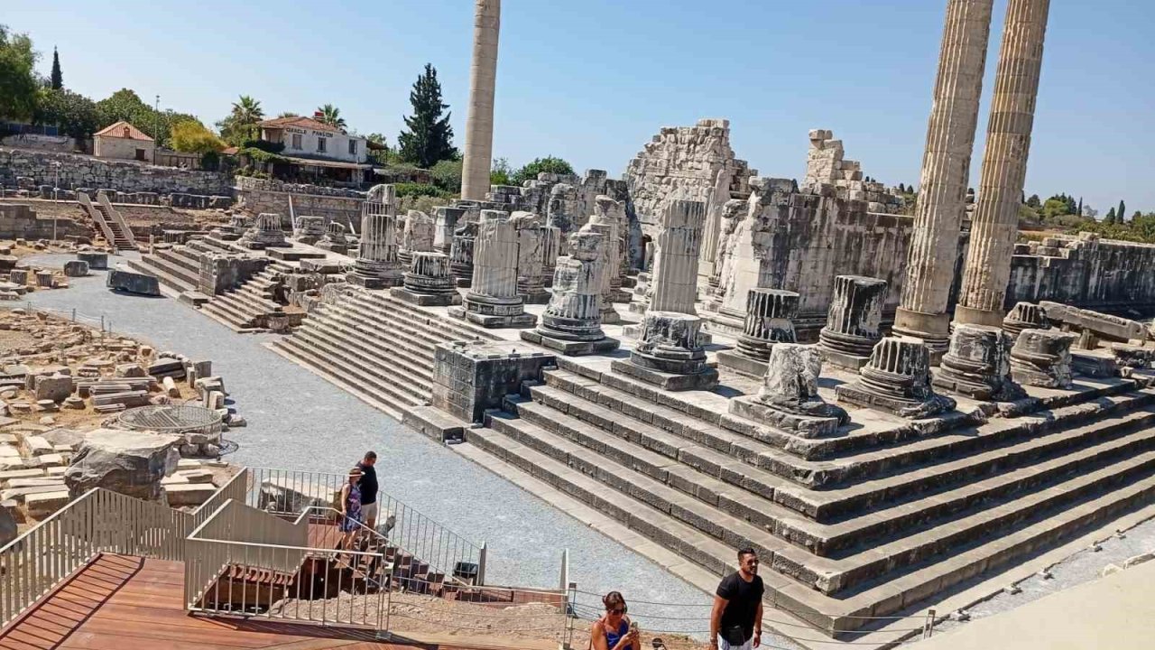 Dünyanın ilk kehanet merkezi Apollon Tapınağı, ziyarete açıldı