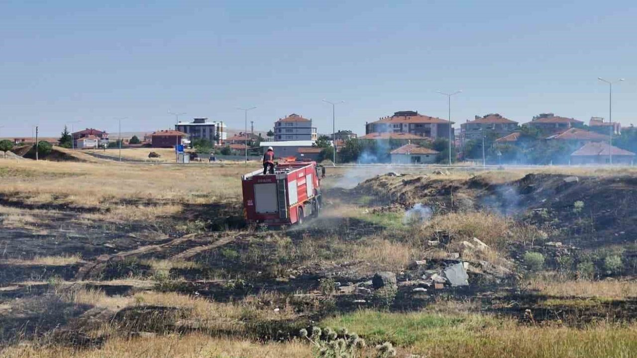 Çorum’da hastane yakınında çıkan yangın örtü yangını korkuttu