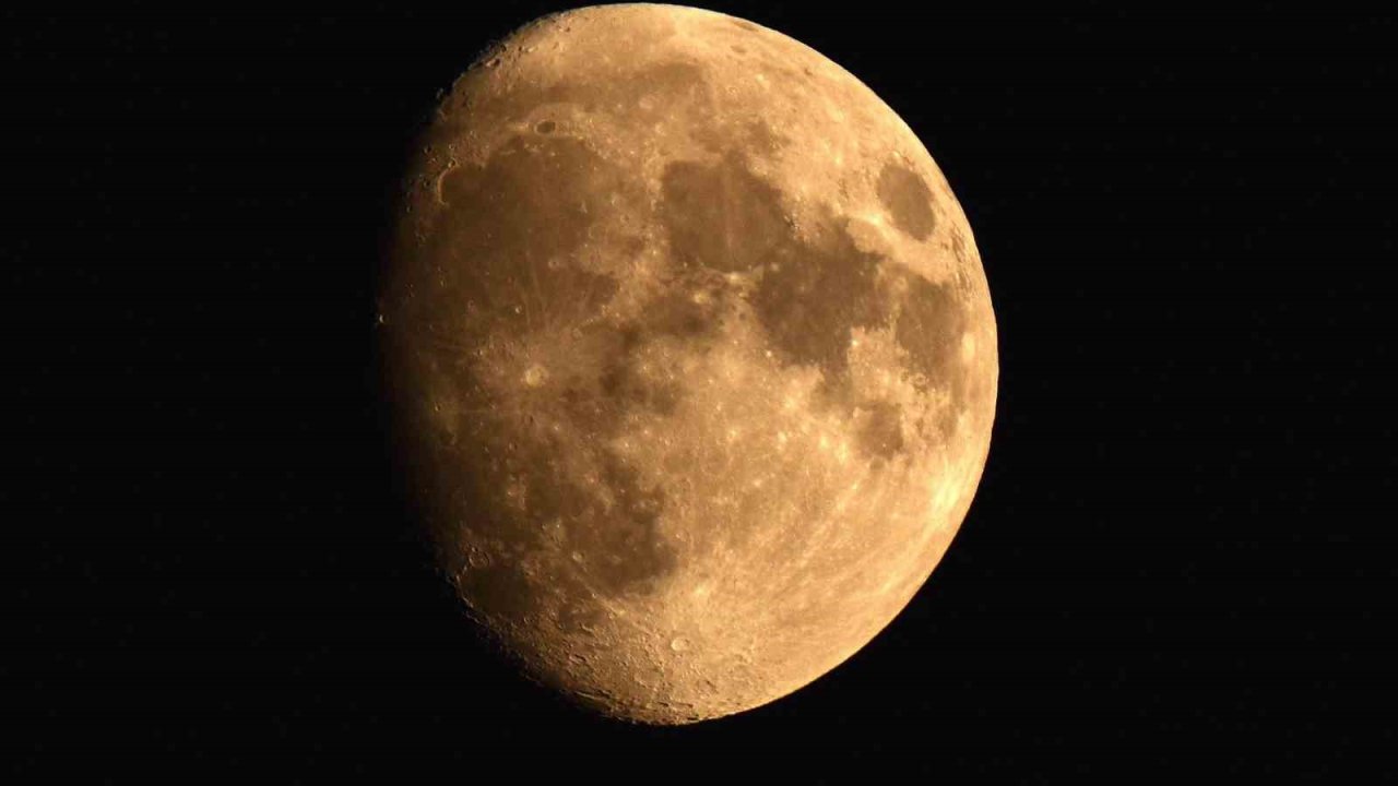 Ahlat semalarında kartpostallık "Şişkin Ay" manzarası