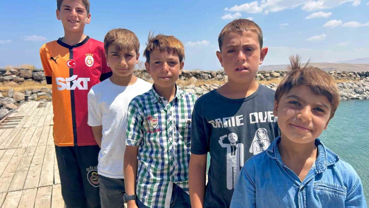 Sodalı Van Gölü çocukların saçlarını sarıya boyuyor