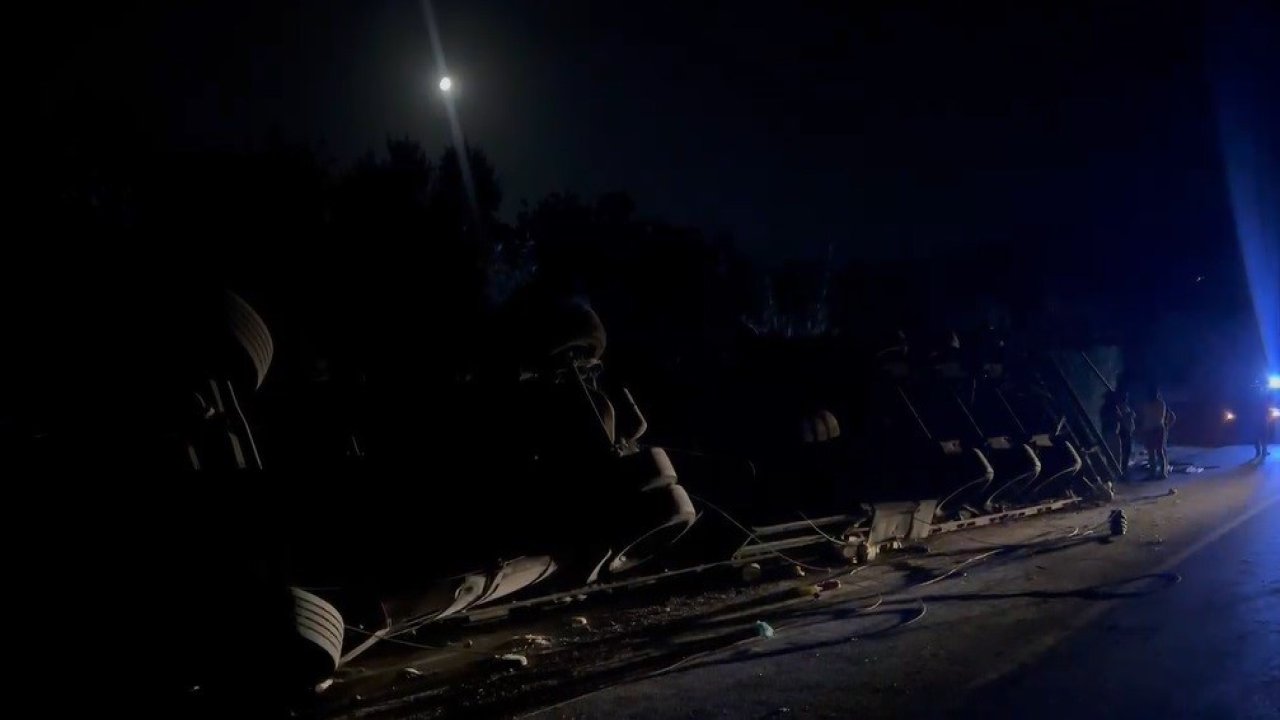 Kırıkhan’da devrilen tırın sürücüsü yaralandı