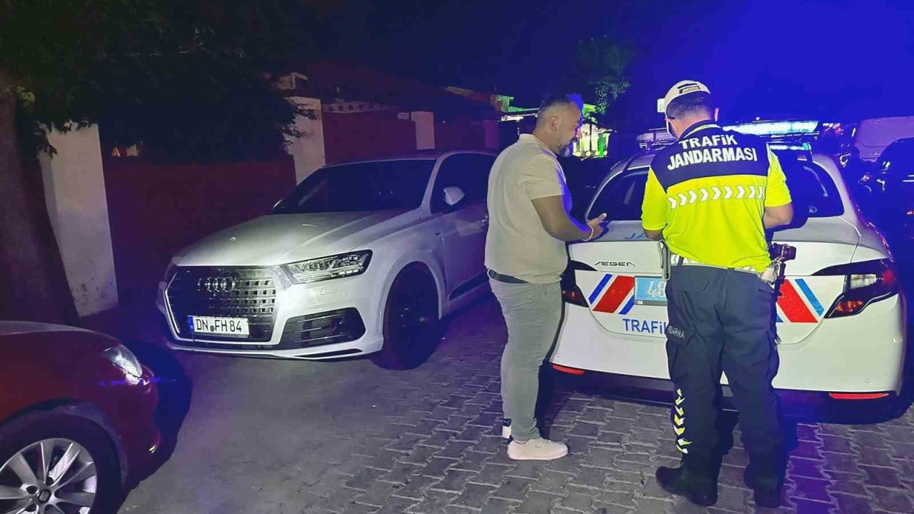 Ölüdeniz’de trafiği tehlikeye düşüren yabancı plakalı araç cezadan kurtulamadı