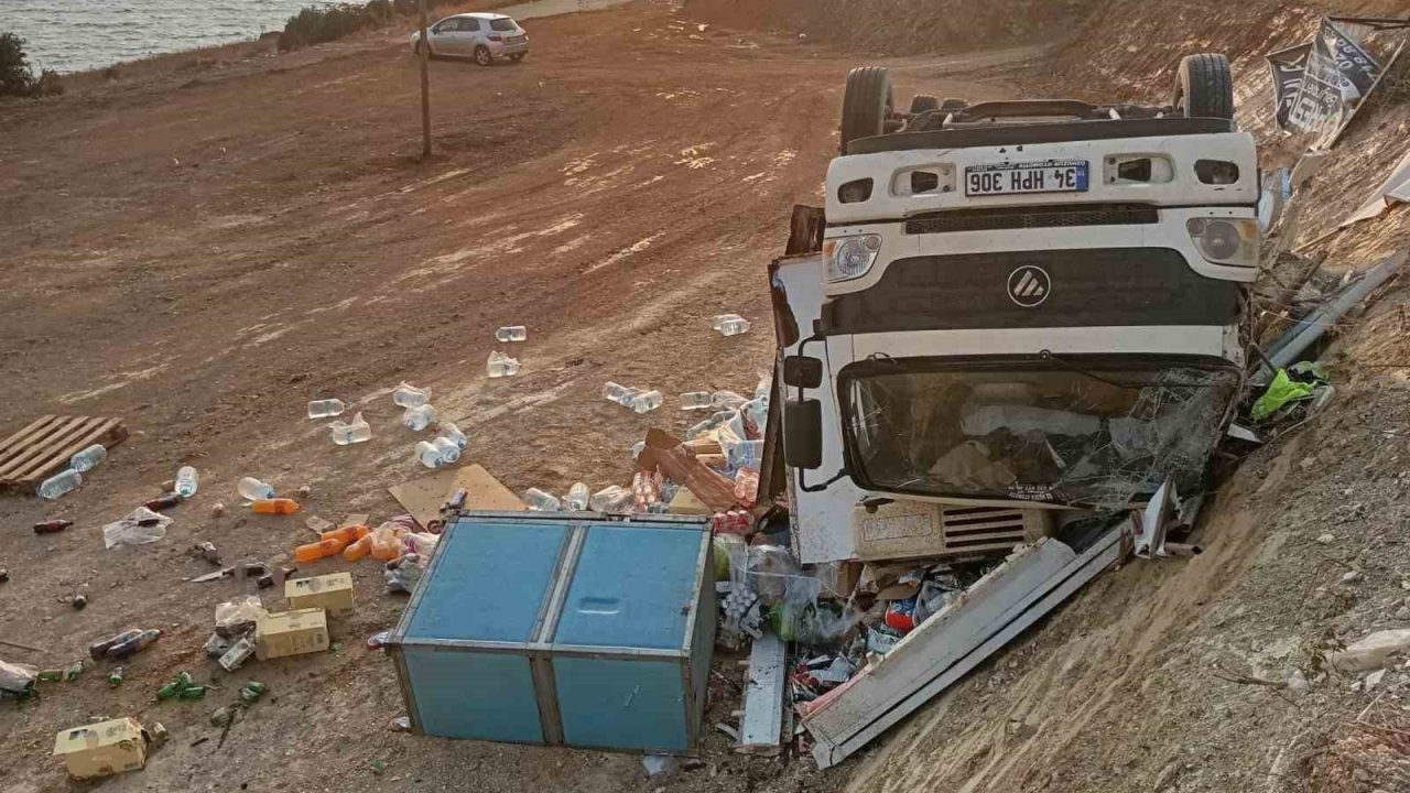 Market kamyonu şarampole devrildi: Yaralanan olmadı