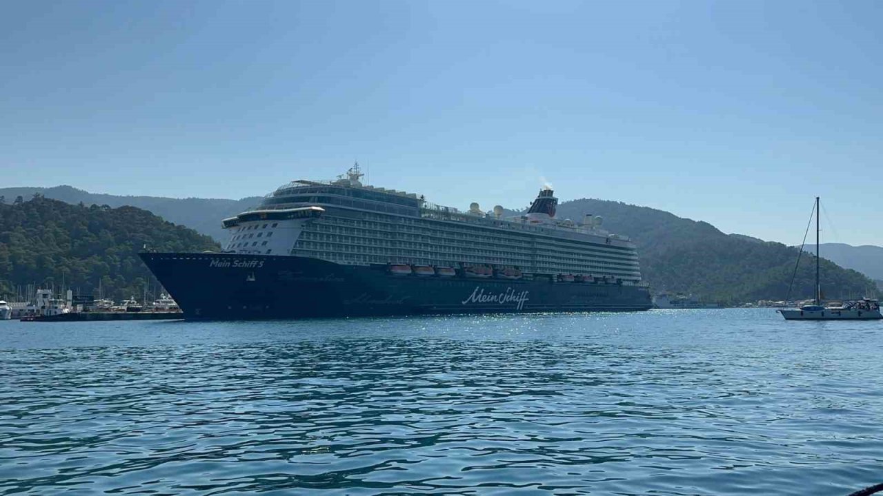 Dev yolcu gemisi binlerce yolcusu ile Marmaris’e geldi