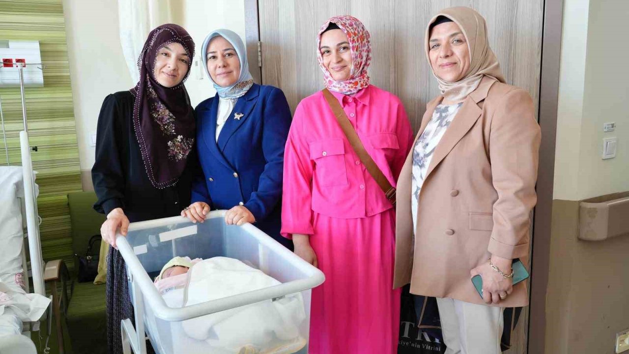 AK Parti Kayseri Kadın Kolları’ndan Anne Sütü Haftası’na anlamlı ziyaret