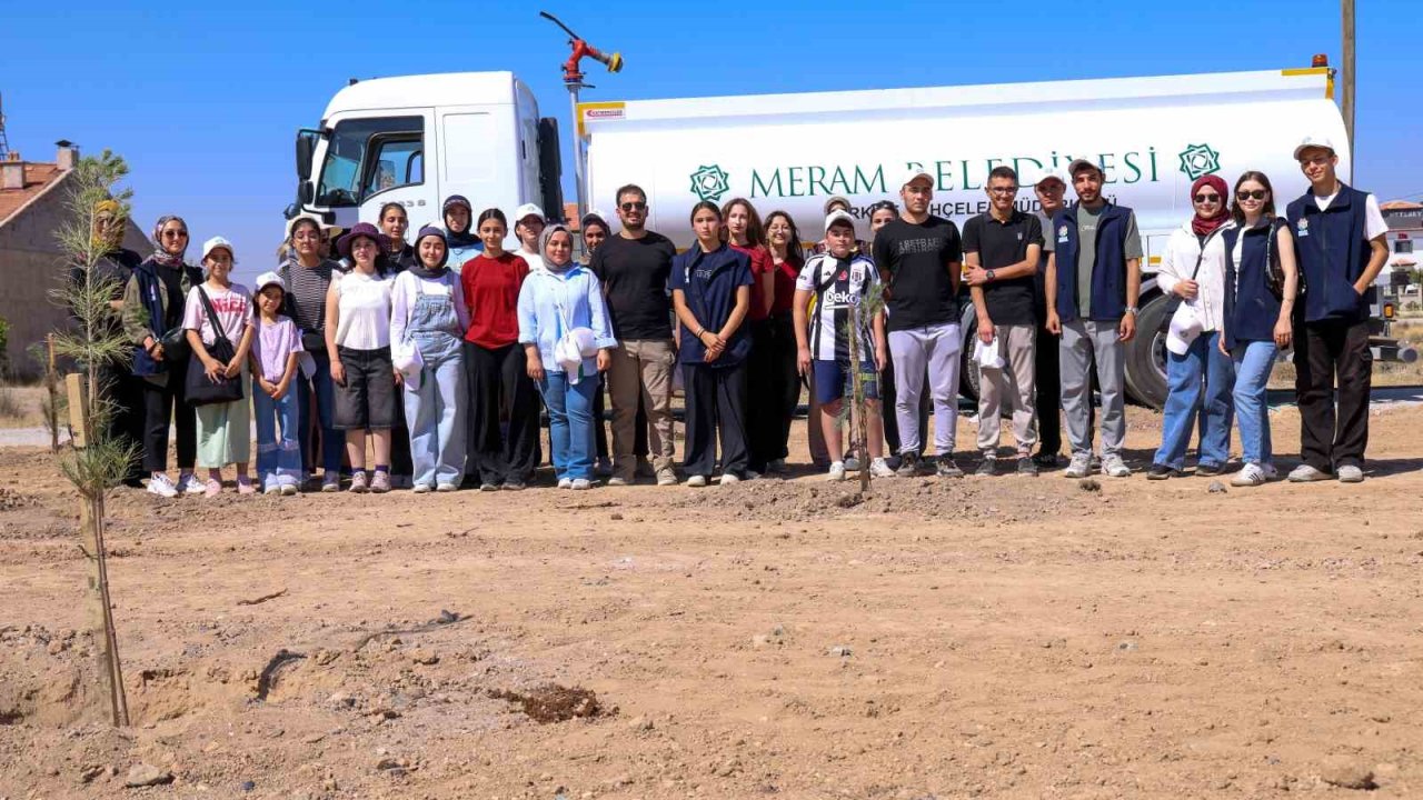Meramlı gençlerden anlamlı fidan dikim etkinliği