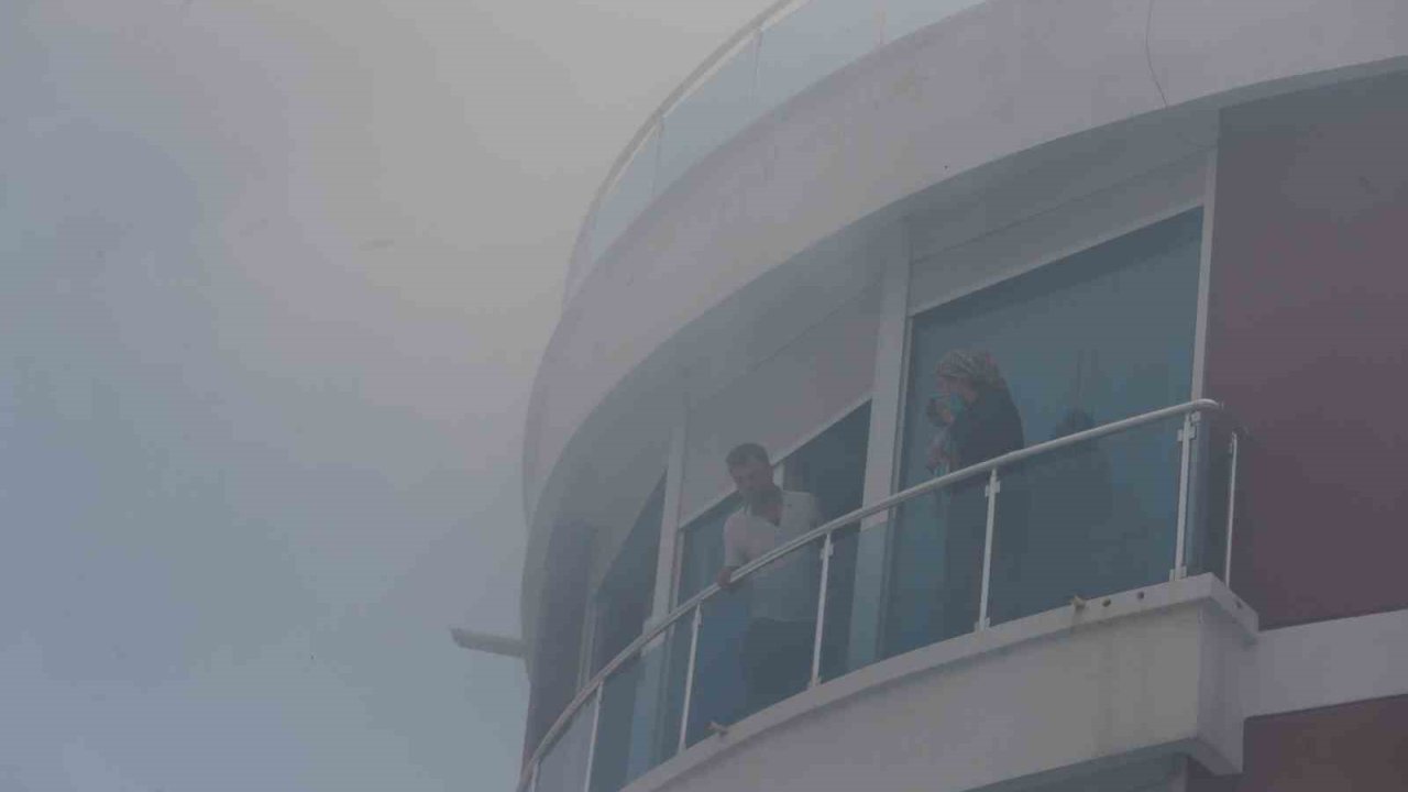 Yangın çıkan binada mahsur kaldıkları balkonda kurtarılmayı beklediler