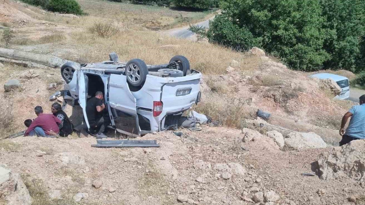 Hafif ticari araç şarampole yuvarlandı: 2’si ağır 5 yaralı