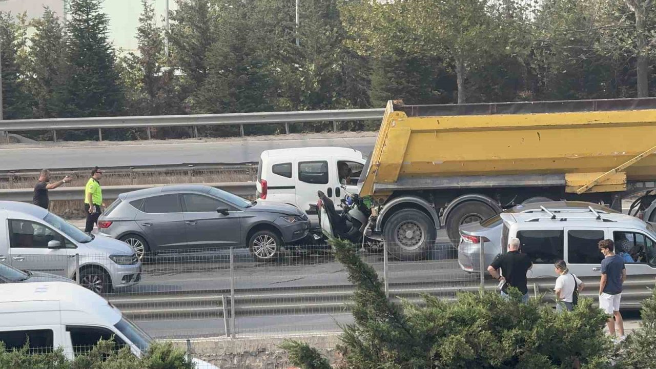 Kocaeli’de feci kaza: Motosiklet sürücüsü kamyonla otomobil arasına sıkıştı